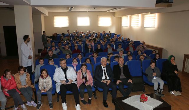 Of'ta öğrenciler tiyatro oyunu izledi