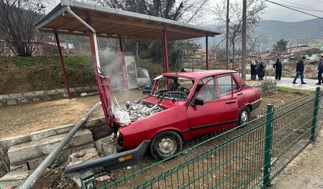Tel çite çarpıp tarlaya giren otomobildeki 3 kişi yaralandı