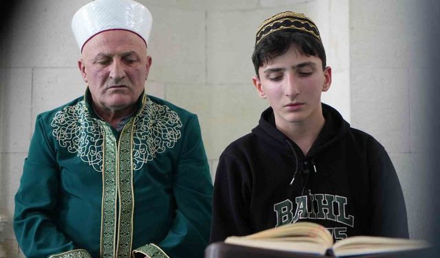 Aynı kubbe altında iki nesil: Hafız oğul mukabele okuyor, imam hatip baba namaz kıldırıyor