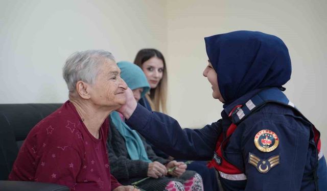 Bayburt'ta huzurevi sakinlerine jandarma sürprizi: Büyüklerin yüzü güldü
