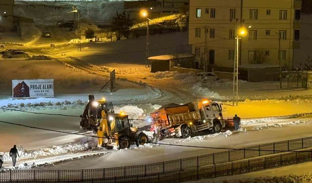 Bayburt'ta kara saplanan tuzlama aracı kepçe ve halat yardımıyla çekildi