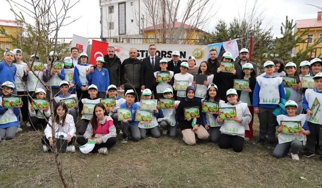 Bayburt'ta öğrenciler Orman Haftası kapsamında fidan dikti