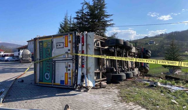 Çay yüklü tır devrildi: 1 yaralı