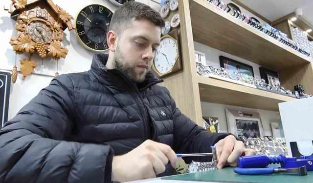En genç saat tamircisi, zamana ayar veriyor
