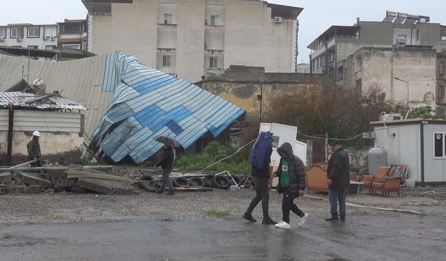 Fırtına direkleri devirdi, 2 araç zarar gördü