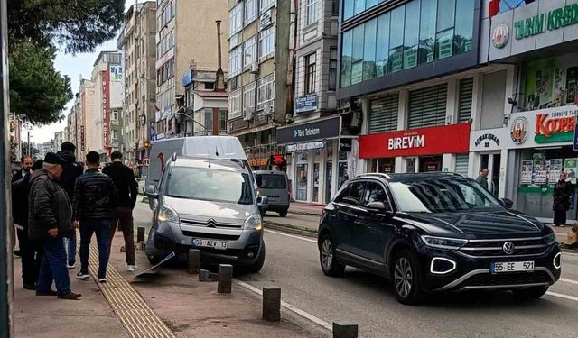 Hafif ticari araç kaldırıma çıktı, trafik levhası ve dubayı devirdi