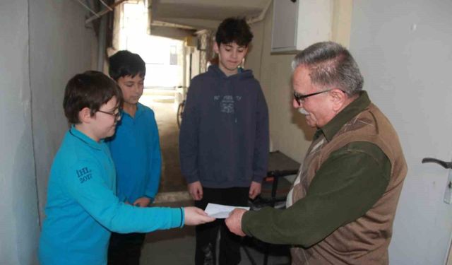 İhtiyaç sahipleri için harçlıklarını biriktiren öğrenciler duygulandırdı