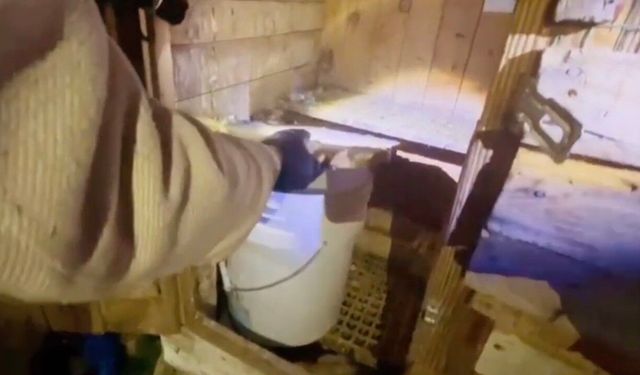 Kümesin içine saklanan yasaklı madde jandarma buldu