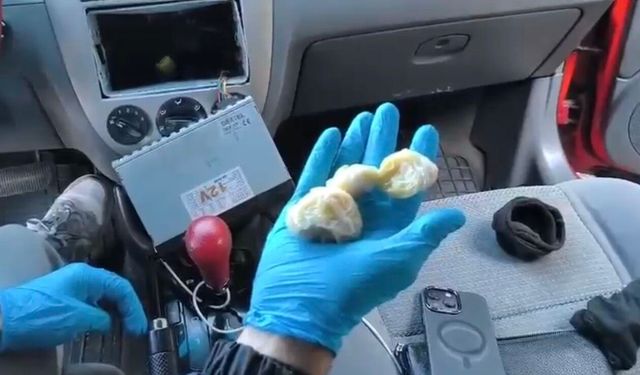 Oto teybinin arkasına gizlenen uyarıcı madde ortaya çıkarıldı