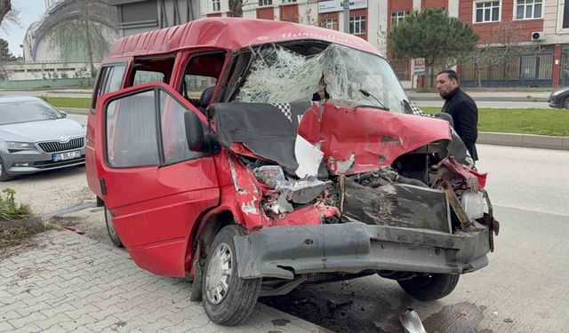 Park halindeki kamyonete çarpan minibüs kağıt gibi ezildi