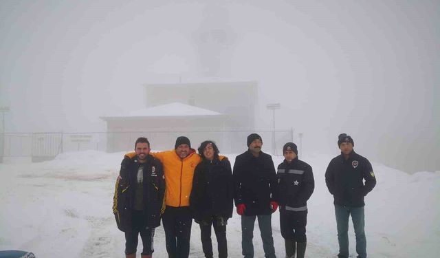 Zirvede kar eğlencesi: Bidonlarla kaydılar, traktörle kızak çektirdiler