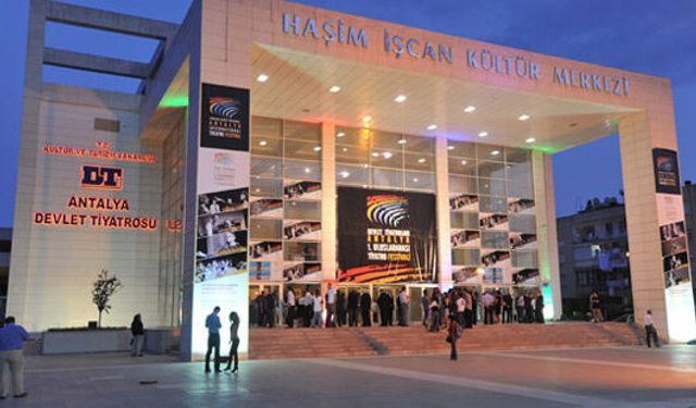 Antalya Devlet Tiyatrosu 'Buzlar Çözülmeden' adlı oyunu Trabzon'da sahnelemeyi sürdürecek