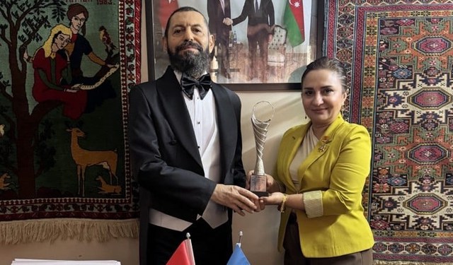 Dünyaca Ünlü Yazar Akif Manaf’a Anlamlı Ödül: “Barış Sanatı Ödülü”