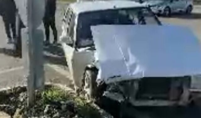 Hastane kavşağında yine kaza: Tofaş kağıt gibi katlandı