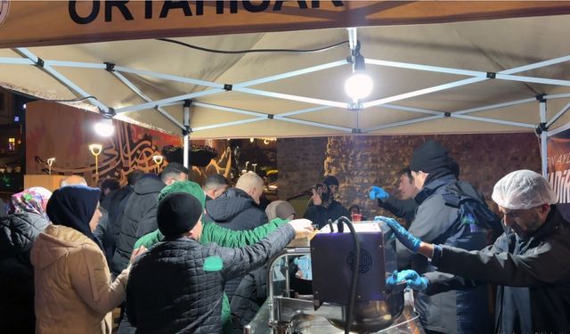 Ortahisar’da Kadir Gecesi Bereketi! Camilerde İkram, Kadınlara Anlamlı Hediye