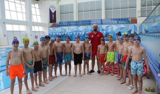 Akçaabat’ta Yüzme Seferberliği! Çocuklar Havuzla Tanışıyor