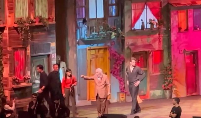 Rahmi Koç’tan Müjdat Gezen’e Gırgıriye sahnesinde destek