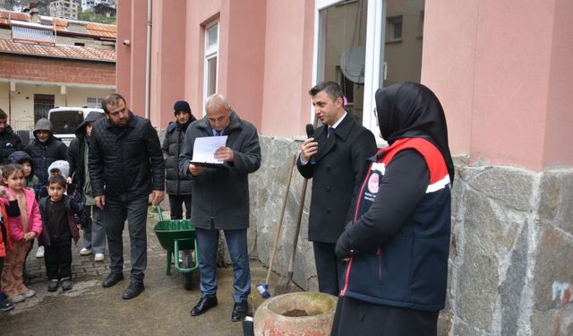 Çaykara'da öğrencilere meyve fidanı dağıtıldı