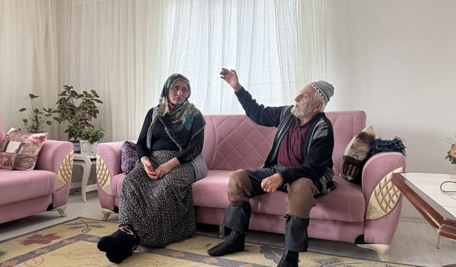 Felçli kayınpederine 27 yıldır özenle bakıyor