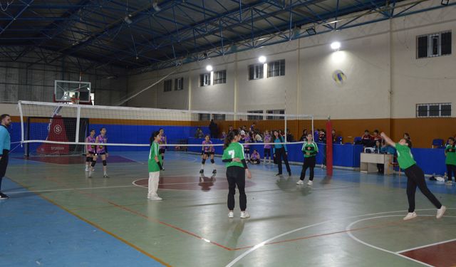 Havza'da Okul Sporları Küçük ve Yıldız Kızlar Voleybol Turnuvası sona erdi