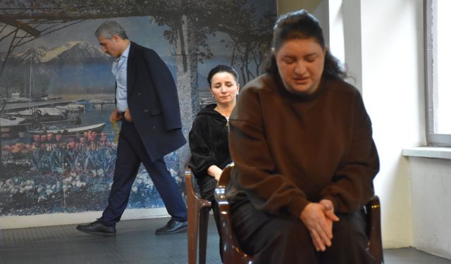 Kadına yönelik şiddet mağdurlarının başvuracağı yöntemler tiyatro sahnesinde