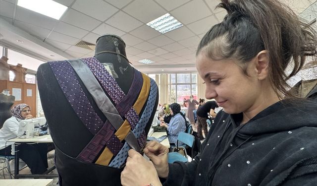 Kadınlar eşlerinin kullanmadığı kravatlarla kendilerine yeni kıyafetler tasarladı