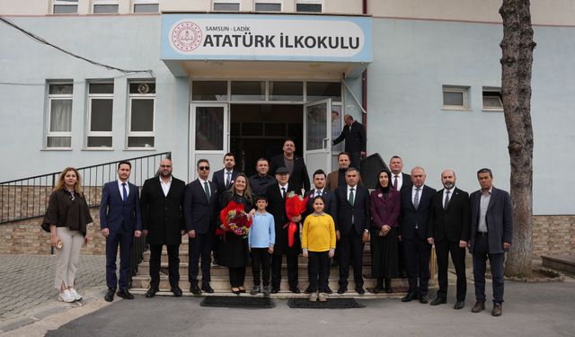 MHP Genel Başkan Yardımcısı Topsakal, Samsun'da öğrencilerle buluştu