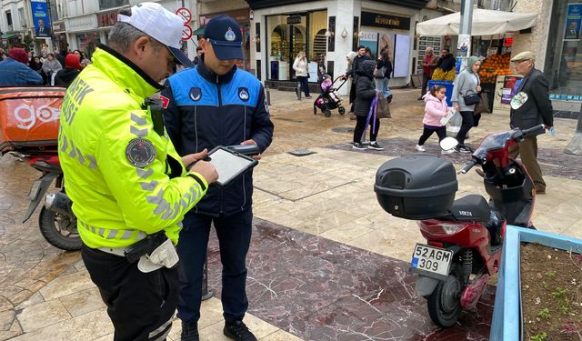 Ordu'da trafiğe kapalı caddelerde motosiklet denetimleri sürüyor