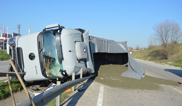 Samsun'da devrilen tırın sürücüsü yaralandı
