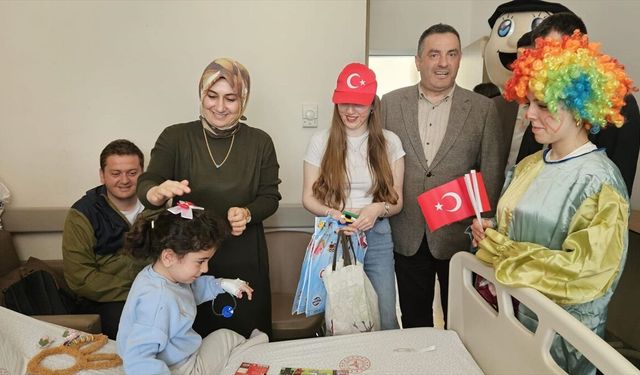 Samsun'da üniversite öğrencileri hastanede tedavi gören çocukların dünyasını renklendirdi