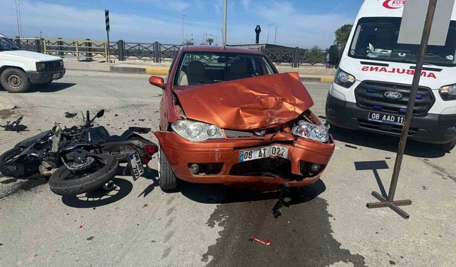 Arhavi'de otomobil ile motosiklet çarpıştı: 1 ölü