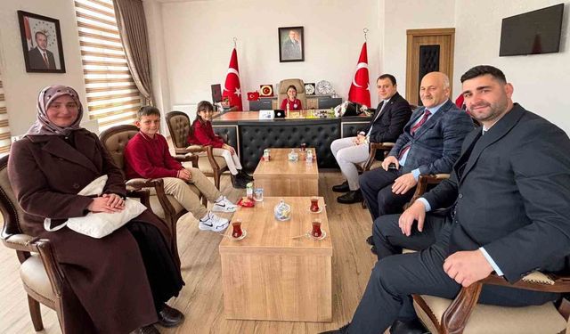 Aydıntepe'de kaymakamlık koltuğuna minik öğrenciler oturdu