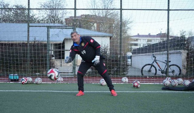 'Bayburt' müdür hem ismiyle hem de 40 yıllık futbol tutkusuyla dikkat çekiyor