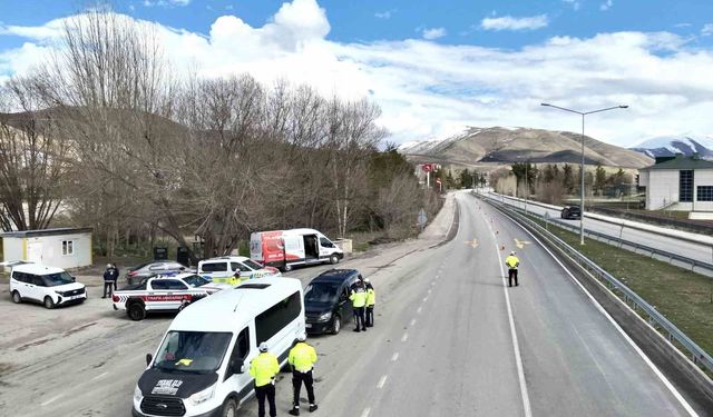 Bayburt'ta emniyet ve jandarmadan ortak trafik denetimi