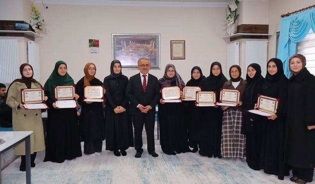 Bayburt'ta hafızlığını tamamlayan öğrencilere belgeleri verildi