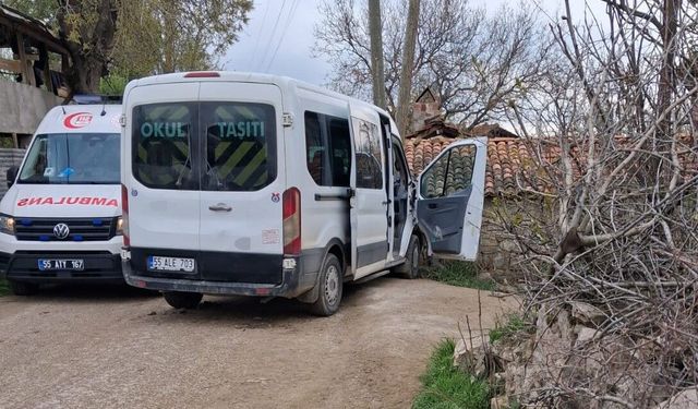Bölgemizde öğrenci servisi direğe çarptı: 12 yaralı