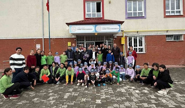 İhbar üzerine okula giden polisler sürpriz kutlamayla karşılandı