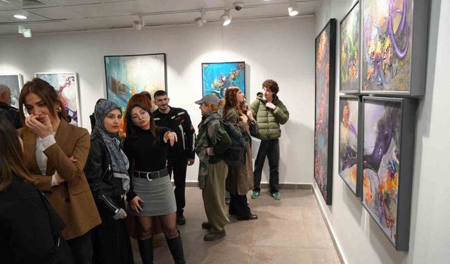 Makineleşen insan eleştirisi tuvale yansıdı: 'Transhüman-izm' Samsun'da açıldı