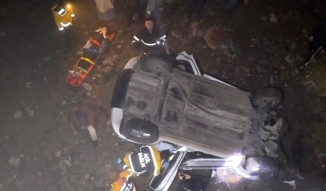 Otomobil köprüden dere yatağına uçtu: 2 yaralı