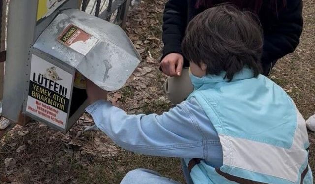 Özel öğrencilerden sokak hayvanlarına mama desteği