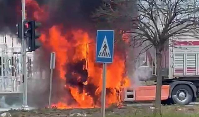 Seyir halindeki tırın kupası alevlere teslim oldu