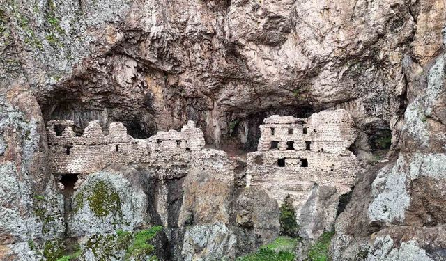 Sümela'yı andıran Alicin Manastırı doğal yapısıyla dikkat çekiyor