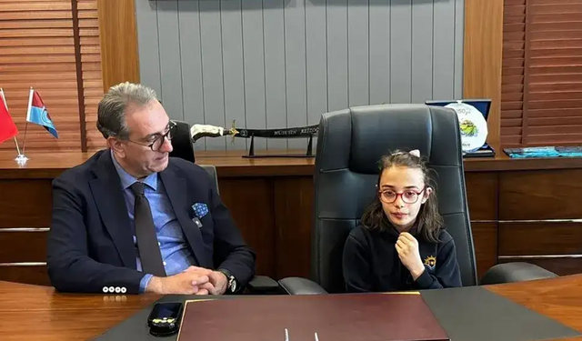 Sürmene’de 23 Nisan’da koltuk çocuklara emanet edildi. Minik Başkan Belinay Kol göreve oturdu