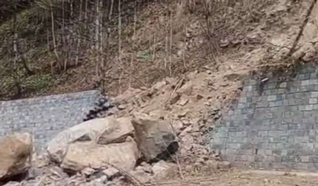 Rize'de Çamlıhemşin-Ayder Yaylası kara yolunda heyelan
