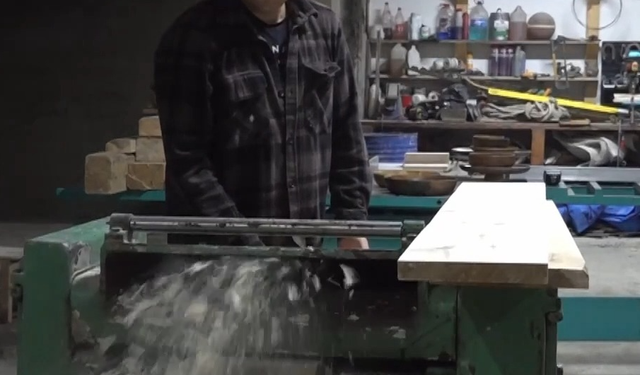 Dede yadigarı çakıyla başladığı ahşap oymacılığında atölye kurdu