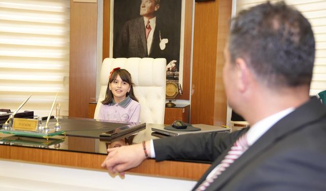 Başkanlık Koltuğu Miniklere Emanet! 23 Nisan’da Duygulandıran Anlar