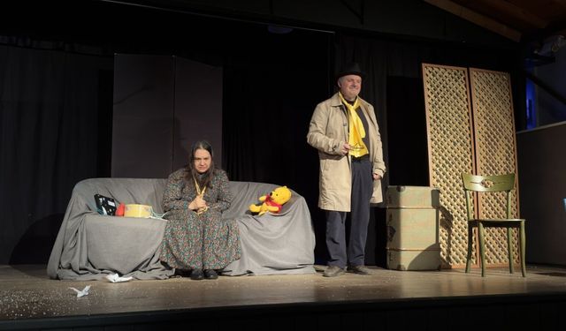 Trabzon’da Sahne Kilitlendi: “Kilitli Oda” İzleyiciyi Zihnin Derinliklerine Sürüklüyor