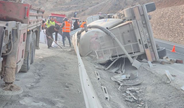 Gümüşhane-Erzurum Yolunda Kaza: TIR Yan Yattı, Sürücü Hastaneye Kaldırıldı