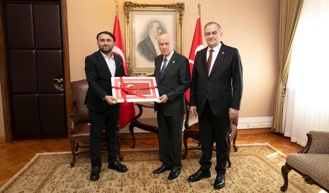 TBMM’de Dikkat Çeken Ziyaret! Turgutlulu Gazeteci Bahçeli ile Görüştü