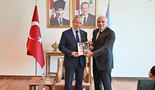 Bülent Arınç Bingöl Üniversitesi’nde öğrencilerle buluştu